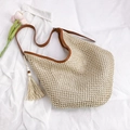 Beige gewebte Stroh-Schultertasche mit braunen Lederriemen und stilvoller Fransenquaste - Cremeweiß