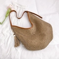 Natürliche gewebte Hobo-Strandtasche mit braunen Lederriemen und Quasten-Anhänger - Khaki