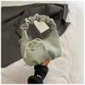 Bolso hobo verde menta en tela texturizada con cadena de perlas y colgante de corazón - Verde