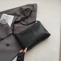 Minimalist black tote bag in lychee pattern leather with slim shoulder straps - No Pendant / Black