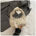 Bolso de mano beige fruncido con lazo de perlas y detalle de colgante de corazón - Blanco