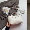 Elegante crèmewitte crossbody emmertas met kiezeltextuur en een verstelbare schouderriem - Off-wit