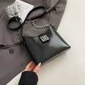 Borsa hobo nera chic con fibbia quadrata argentata e catena decorativa variante - Nero