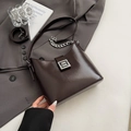 Borsa sottobraccio minimalista marrone scuro lucido con catena d'argento e fibbia G - Marrone