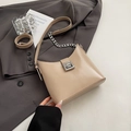 Borsa a spalla beige minimalista in pelle opaca con dettaglio catena argento - Cachi