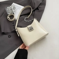 Elegante borsa a tracolla color crema con catena argento e cinturino regolabile - Bianco Sporco