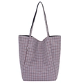 Dettaglio del motivo a quadri rosso e blu e dell'etichetta su una borsa in nylon - Vista Frontale / Blu Navy