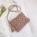 Borsa a tracolla intrecciata rosa chiaro fatta a mano con nappe in cotone e tracolla lunga - Rosa