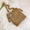 Borsa mare intrecciata kaki con motivo a rombi e fiocco in pizzo con perline - Con Ciondolo / Cachi