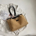 Große Stroh-Tote-Bag mit schwarzen Lederriemen und Metallkettendetail für den Sommer - Schwarz