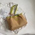 Stroh-Stofftasche mit grünen Ledergriffen und Metallkettenakzenten für Damen - Grün
