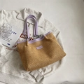 Stroh-Stofftasche mit helllila Kunstledergriffen und silbernen Kettendetails - Lila