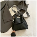 Bolso cubo negro vintage con correa geométrica y detalles metálicos dorados - Negro