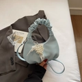 Detail der hellblauen Handtasche mit Falten Griff Perlen Herz Anhänger und Spitze Schleife - Blau mit Anhänger