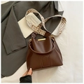 Bolso tipo cubo marrón oscuro con correa geométrica y detalles metálicos dorados - Marrón