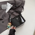 Borsa a secchiello in vernice nera lucida con fibbia argento e ciondolo a cartone - nero con ciondolo