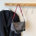 Zilveren glitter en zwarte denim schoudertas met decoratief geknoopt touw en metalen ketting - Zwart