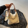 Häkel-Eimerbeutel in Beige mit verstellbarem braunem Riemen und dekorativem Anhänger - Cremeweiß mit Anhänger