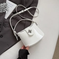 Borsa a secchiello in pelle verniciata bianca con chiusura in metallo argentato - Bianco senza ciondolo