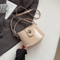 Secchiello minimalista in vernice beige con chiusura girevole in metallo e tracolla sottile - Cachi (Senza Ciondolo)