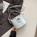 Moderna borsa a secchiello in vernice celeste con chiusura a rotazione in argento - Blu Senza Ciondolo