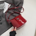 Secchiello minimalista in pelle verniciata rosso scuro con chiusura a scatto argento - Rosso (Senza Ciondolo)