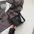 Elegante borsa a tracolla in vernice nera con chiusura a rotazione argento e forma tonda - Nero senza ciondoli