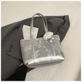 Borsa tote argento con motivo marmorizzato e ciondolo a nuvola bianca peluche - Argento (Con Ciondolo)