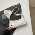 Elegante borsa baguette in ecopelle bianco crema con borchie e tracolla regolabile - Bianco Sporco
