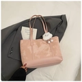 Borsa tote rosa marmorizzata con ciondolo a nuvola e tracolla lunga su abiti - Rosa con ciondolo
