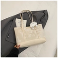 Borsa sottobraccio beige minimalista con motivo marmorizzato e grazioso ciondolo nuvola - Bianco con ciondolo