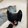 Borsa a tracolla a mezzaluna in nylon nero minimalista con ampia tracolla regolabile - Nero