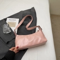 Borsa a spalla in pelle verniciata rosa chiaro lucida con anello in metallo da donna - Rosa