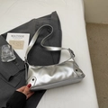 Borsa a spalla argento metallizzato con dettagli di rivetti e tracolla regolabile - Argento