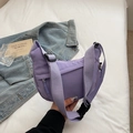 Borsa a tracolla a mezzaluna in nylon viola con ampia tracolla regolabile e fibbia - Viola