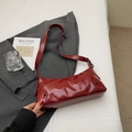 Schicke rote Lackleder-Achseltasche mit glänzendem Finish und Metallnieten-Detail - Burgunderrot