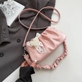Sac à main rose plissé avec nœud en dentelle et cœur en perles sur blazer gris - Rose