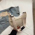 Borsa a tracolla minimalista in nylon beige a forma di mezzaluna con tracolla larga - Bianco
