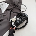 Sac froncé noir brillant avec breloque cœur en perles et nœud en dentelle style vintage - Noir
