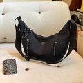 Borsa a tracolla a mezzaluna nera minimalista in nylon opaco con cinturino - Nero