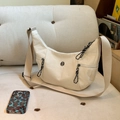 Elegante borsa a tracolla a mezzaluna in nylon crema con ampia tracolla regolabile - Bianco Sporco