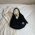 Borsa tote nera all'uncinetto fatta a mano con fiore colorato e tracolla - Nero
