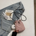 Leichte rosa Kordelzug-Beuteltasche mit Plüschanhänger und schmalem schwarzem Trageriemen - Rosa