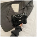 Borsa a tracolla alla moda in ecopelle nera trapuntata a V con catena e fibbia in argento - Nero