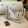 Borsa a tracolla beige a forma di mezzaluna con logo rotondo e doppie tasche con zip - Grigio