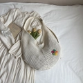 Borsa hobo in maglia color crema con toppa a fiore colorato e tracolla bianca chic - Bianco Sporco