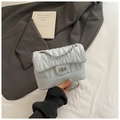 Elegante borsa a tracolla trapuntata azzurra con catena d'argento e chiusura a scatto - Blu