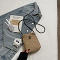Minimalistische khakifarbene Umhängetasche mit Kordelzug und weichem Plüsch-Anhänger - Khaki