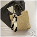 Beige strooien tote bag met gestreepte handvaten en decoratieve geometrische sjaal - Beige (Met Hanger)