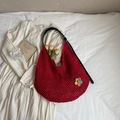 Borsa tote rossa intrecciata con fiore colorato e tracolla regolabile in pelle nera - Borgogna